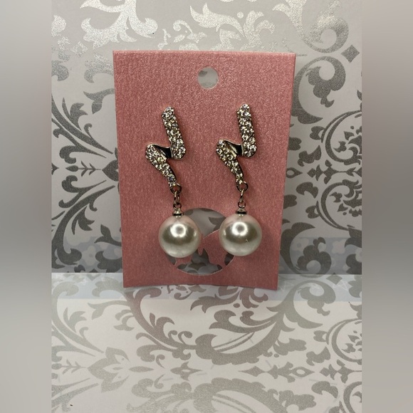 Silver rhistone and white acrylic pearl pendant earrings - Picture 7 of 8